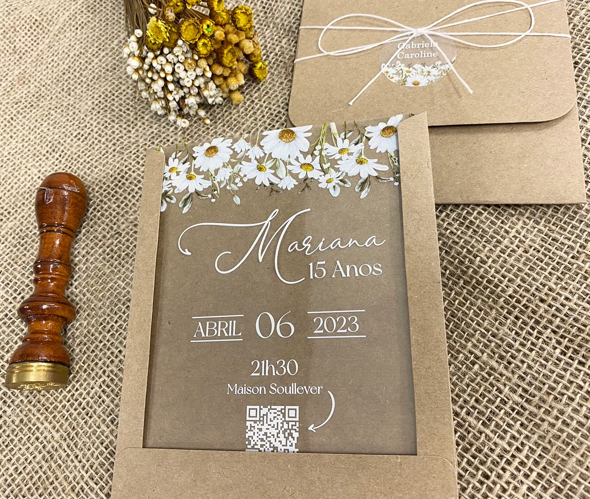 Convite de 15 Anos tema margaridas, com envelope em papel Kraft e laço.