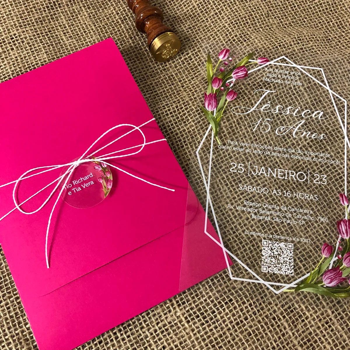 Convite de 15 anos tema Tulipas, envelope rosa pink com laço e tag com nome dos convidados.