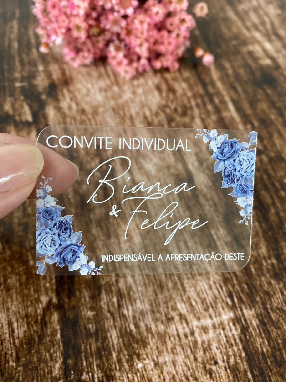 Convites individuais confeccionados com a mesma identidade do convite no tamanho 5,8 x3,8cm com impressão à laser em acetato.