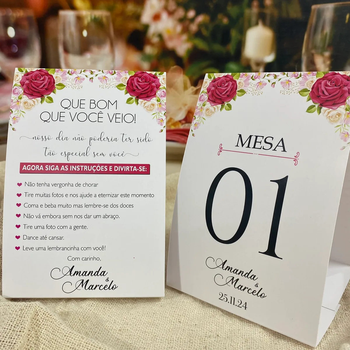 Display de mesa personalizado em formato montado, medindo 10 x 15 cm, ideal para numeração de mesas, mensagens aos convidados e decoração de casamento.