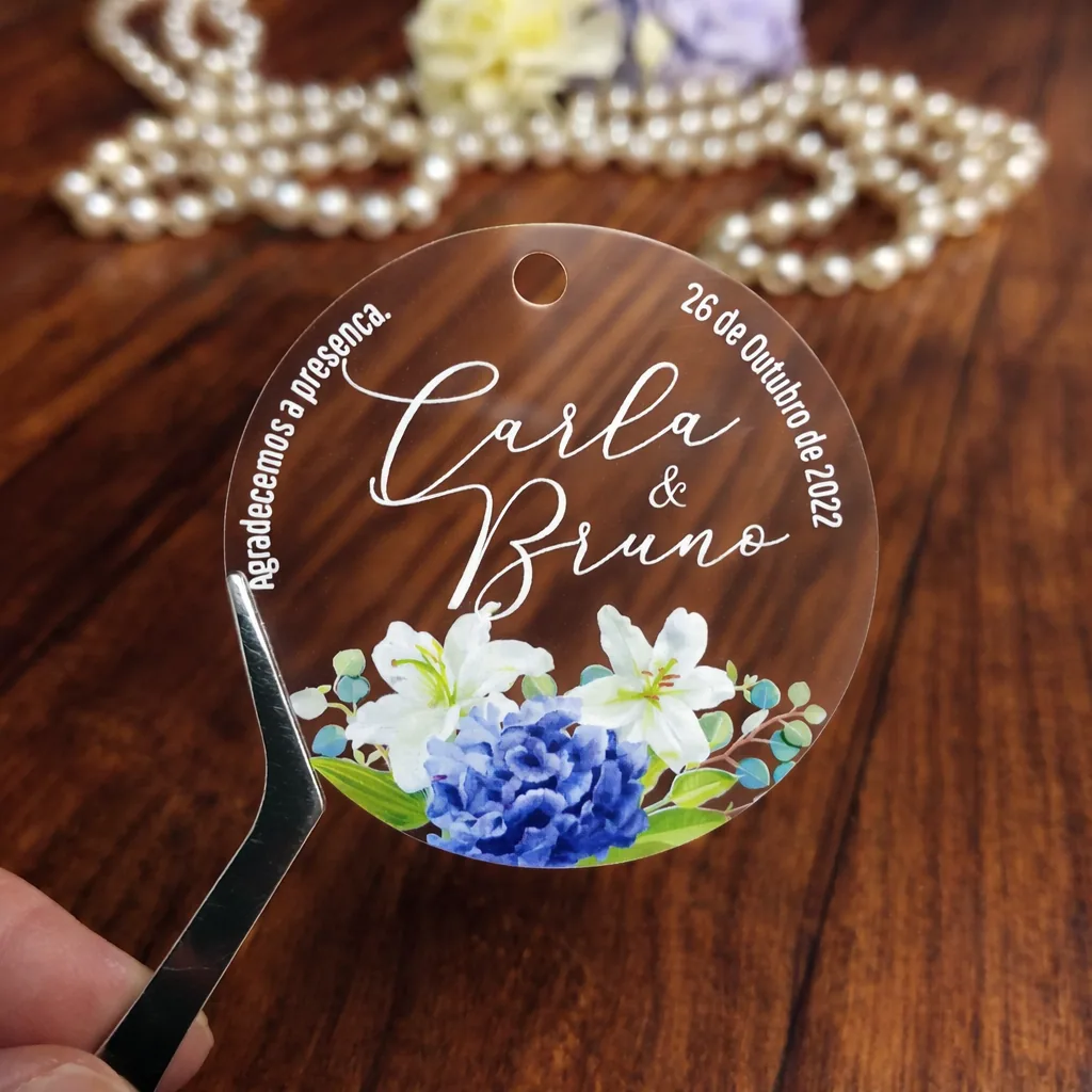 Com 4 cm de diâmetro, ela possui tamanho ideal para valorizar embalagens, saquinhos, caixas, convites e presentes personalizados.
